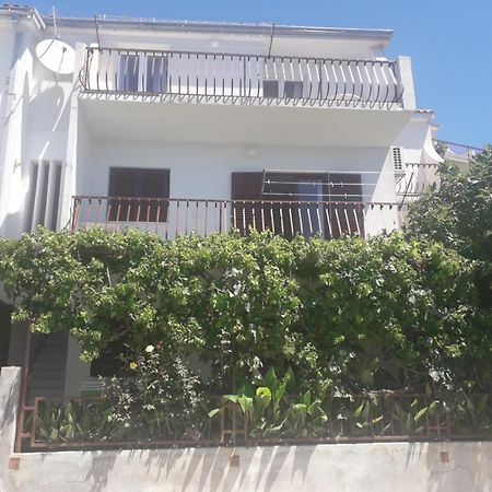 Apartmani Mara I Kata Omiš Esterno foto