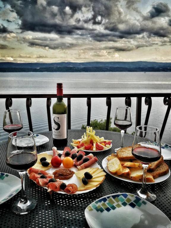 Apartmani Mara I Kata Omiš Esterno foto