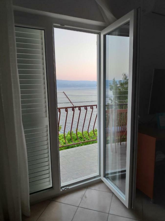 Apartmani Mara I Kata Omiš Esterno foto